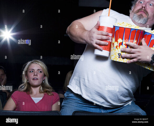 grand-homme-avec-les-seaux-de-pop-corn-et-de-prendre-un-verre-dans-un-cinema-bjkayt.thumb.jpg.23051b479cdc16559048b22fada9542e.jpg