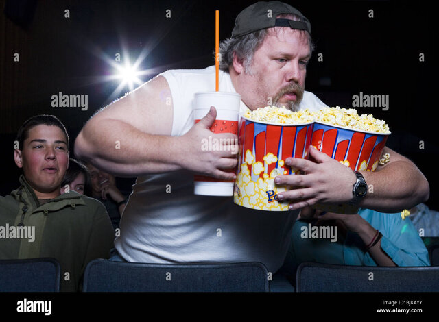 grand-homme-avec-les-seaux-de-pop-corn-et-de-prendre-un-verre-dans-un-cinema-bjkayy.jpg.ef0252b947b4a5799fb911d199011c75.jpg