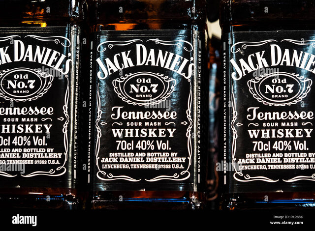 jack-daniels-whiskey-su-scaffale-del-negozio-jack-daniels-e-un-marchio-di-tennessee-whiskey-e-il-top-delle-vendite-di-whiskey-americano-nel-mondo-pkr88k.jpg.399ce6f7728c3eb0f65727a0d78684cb.jpg