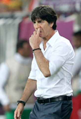 euro-2012-Joachim-Low-caccole.jpg.c3d7a0b3e5dcaea8c64457b1b1ff91bc.jpg